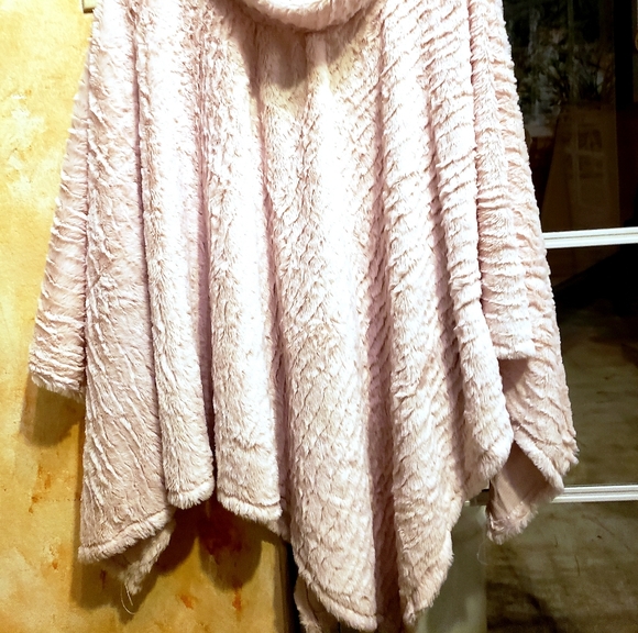 Faux Fur Poncho - Picture 3 of 3